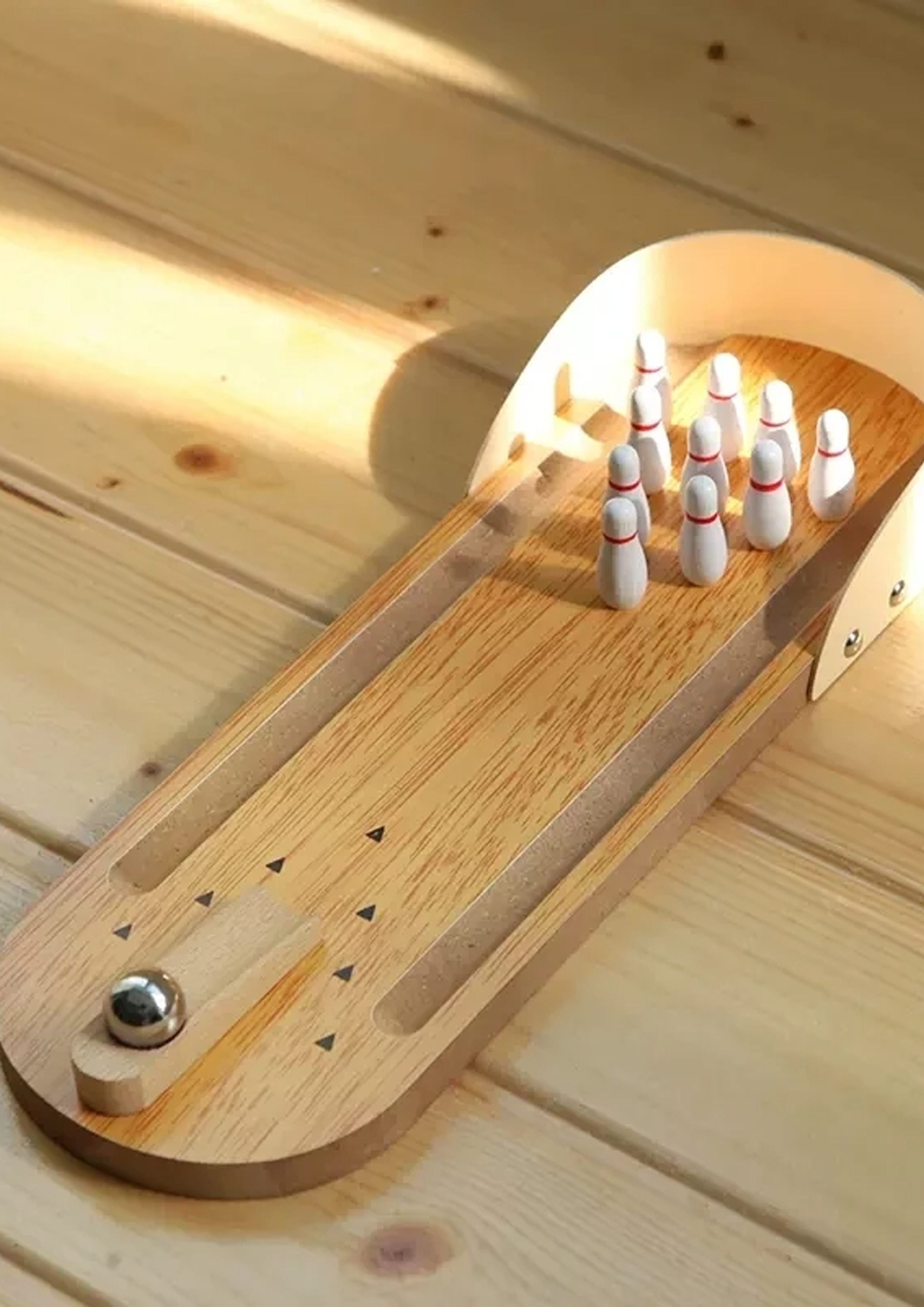 Mini-seturile de bowling de birou au trecut la locul de muncă, declanșând o nouă tendință în divertismentul de birou.