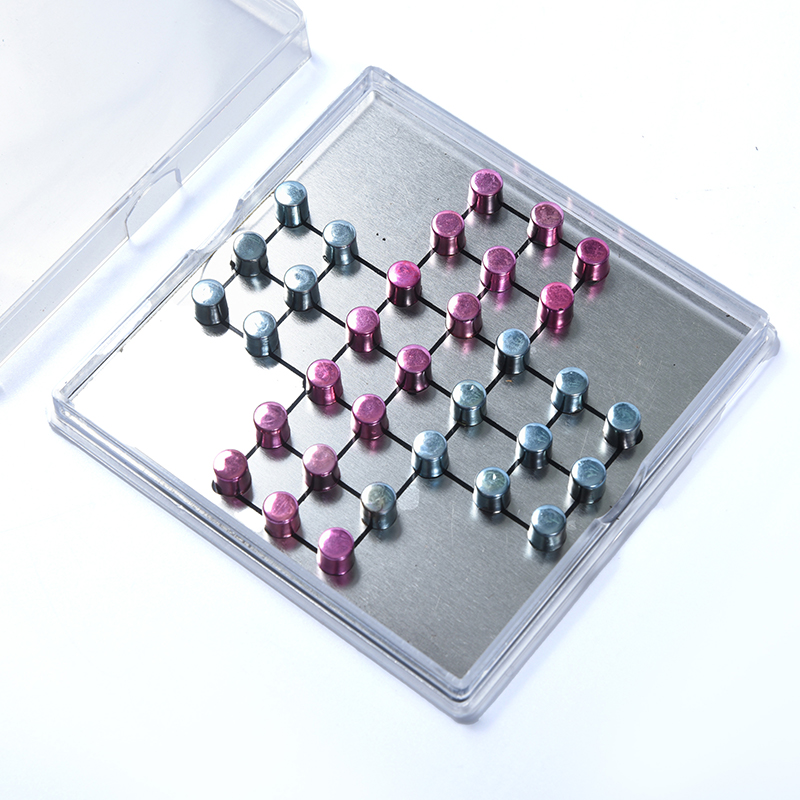 Set Tic-Tac-Toe din metal magnetic în carcasă acrilică transparentă