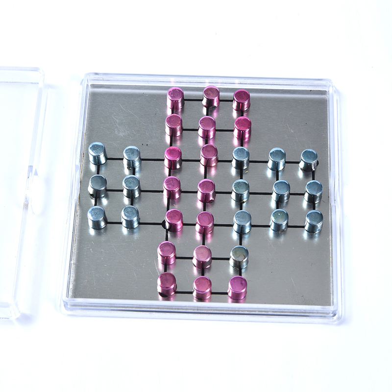 Set Tic-Tac-Toe din metal magnetic în carcasă acrilică transparentă