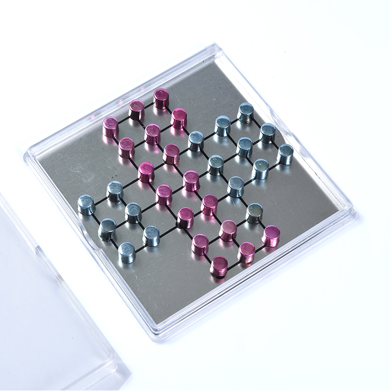 Set Tic-Tac-Toe din metal magnetic în carcasă acrilică transparentă