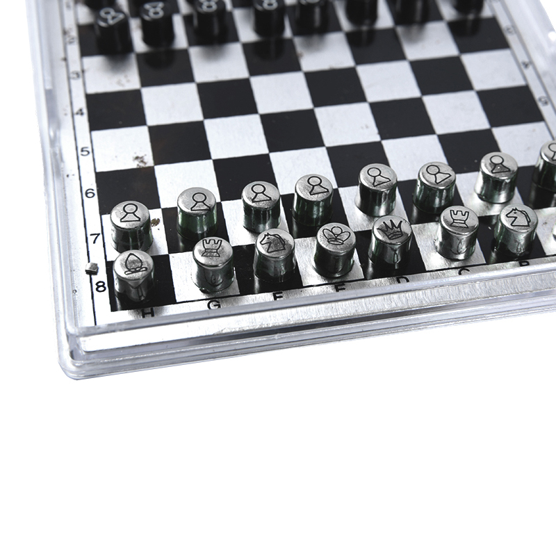 Set de șah internațional din metal magnetic în carcasă din acril transparent