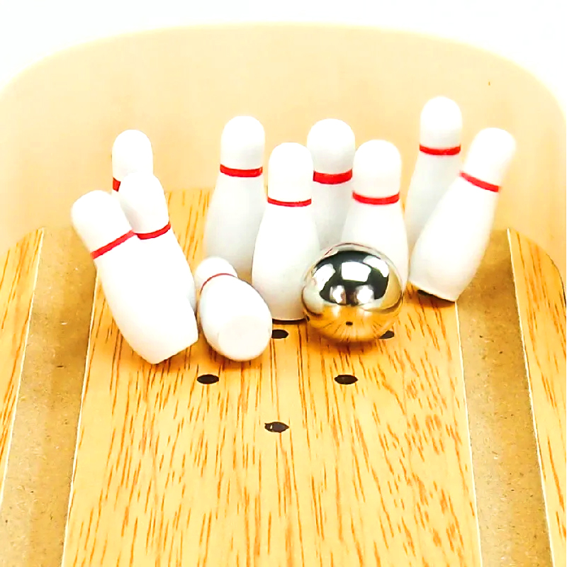 Set compact din lemn cu bilă de oțel și știfturi Mini joc de bowling de birou